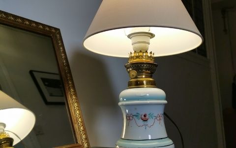 découvrez comment changer facilement la mèche de votre lampe à pétrole pour un éclairage optimal et sécurisé.