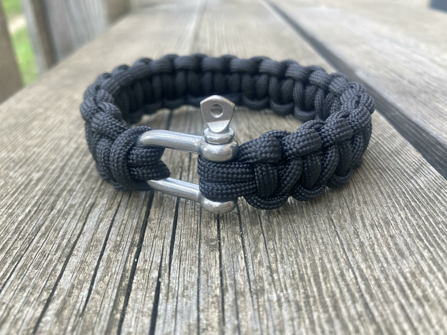 découvrez comment choisir un bracelet paracorde durable alliant robustesse, style et fonctionnalité pour toutes vos aventures.